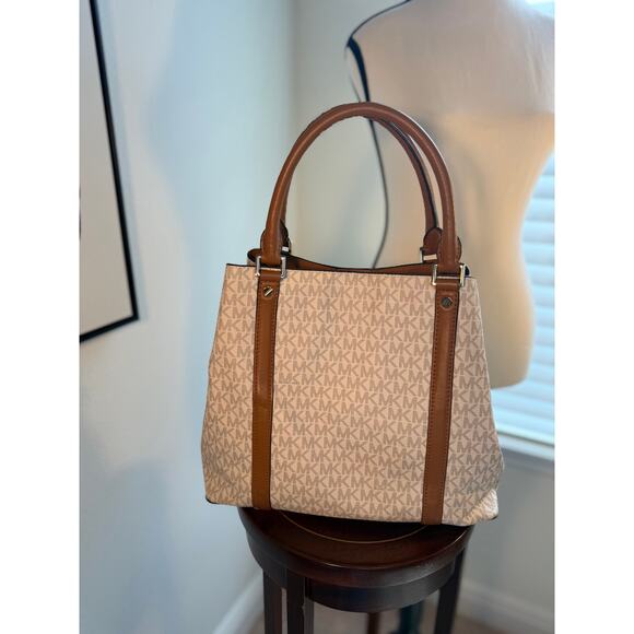 Michael Kors Bedford Legacy Lg Tote Bag Vanilla /Brown Leather trim GoldHardware - Picture 5 of 16